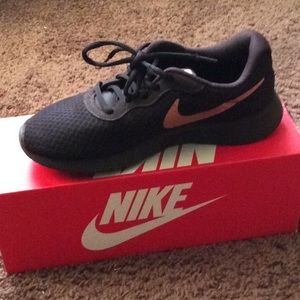 Nike women’s tanjun